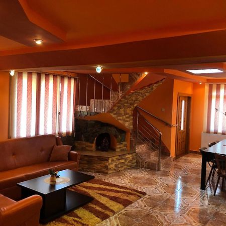 La Conac Complex Deluxe Targu-Jiu Bed & Breakfast ทาร์กู จิอู ภายนอก รูปภาพ