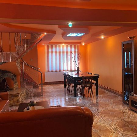 La Conac Complex Deluxe Targu-Jiu Bed & Breakfast ทาร์กู จิอู ภายนอก รูปภาพ