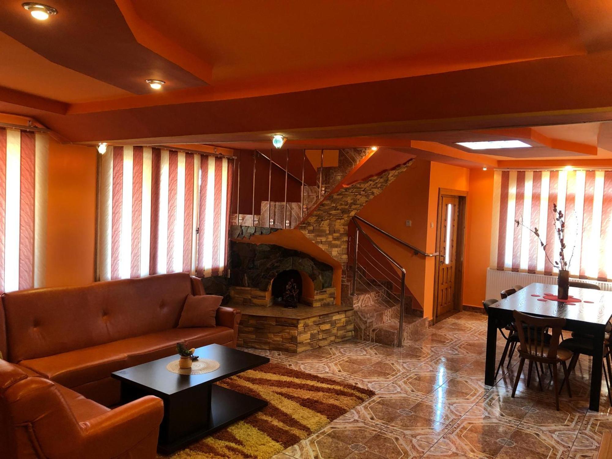 La Conac Complex Deluxe Targu-Jiu Bed & Breakfast ทาร์กู จิอู ภายนอก รูปภาพ