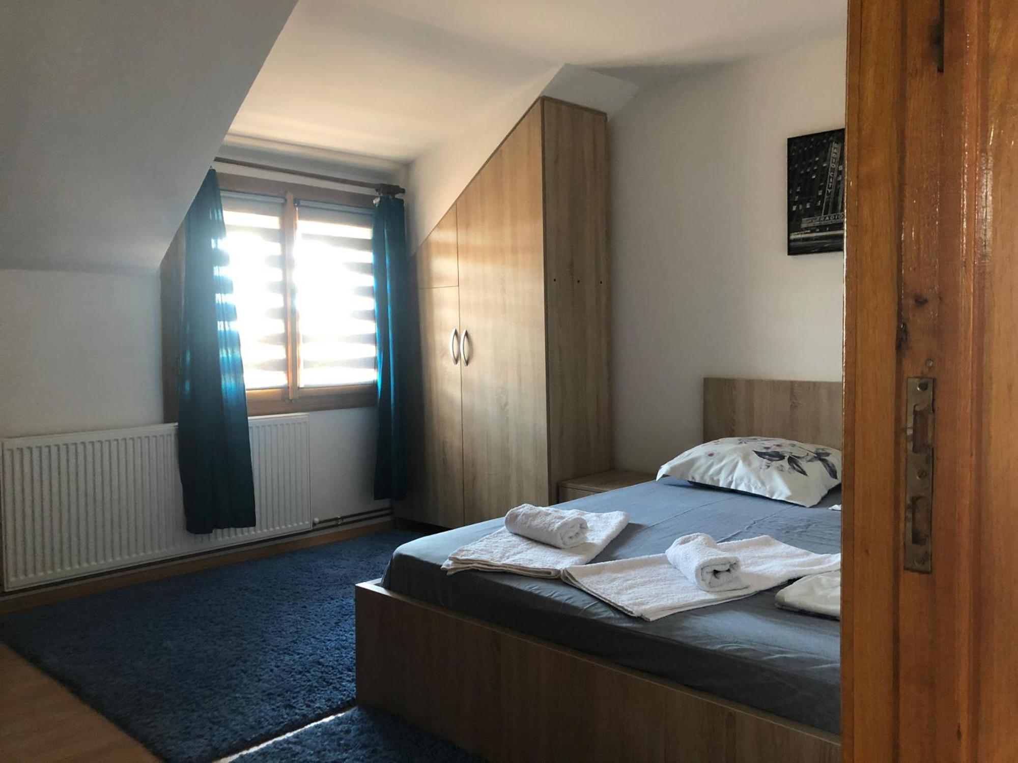 La Conac Complex Deluxe Targu-Jiu Bed & Breakfast ทาร์กู จิอู ภายนอก รูปภาพ
