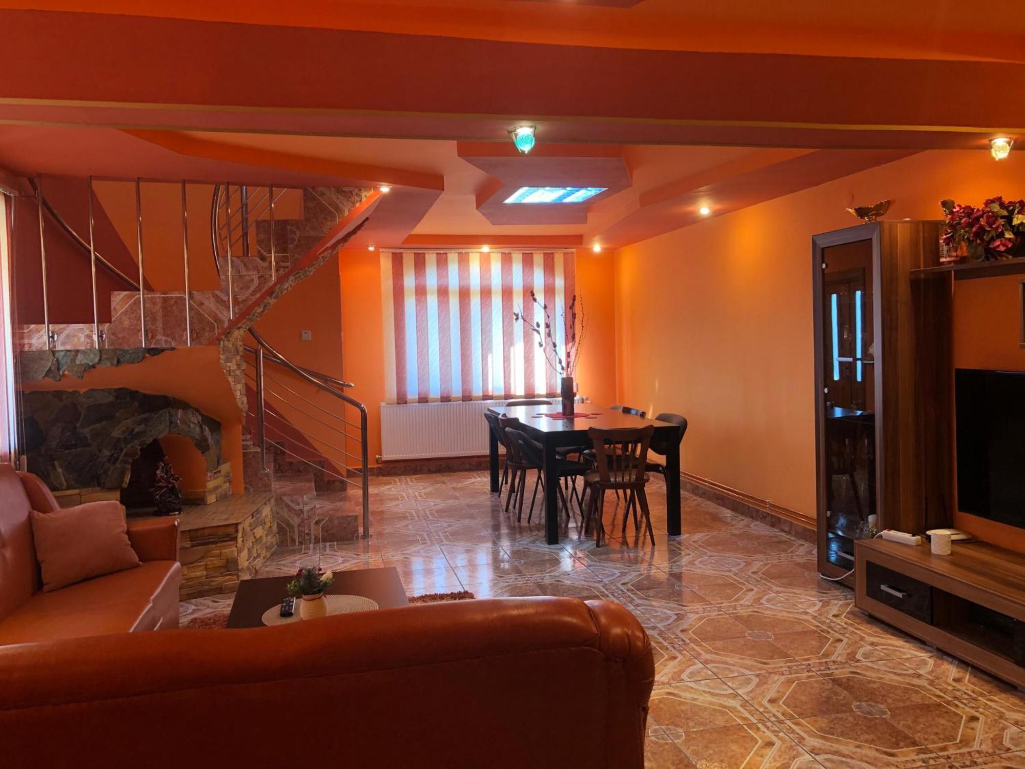 La Conac Complex Deluxe Targu-Jiu Bed & Breakfast ทาร์กู จิอู ภายนอก รูปภาพ