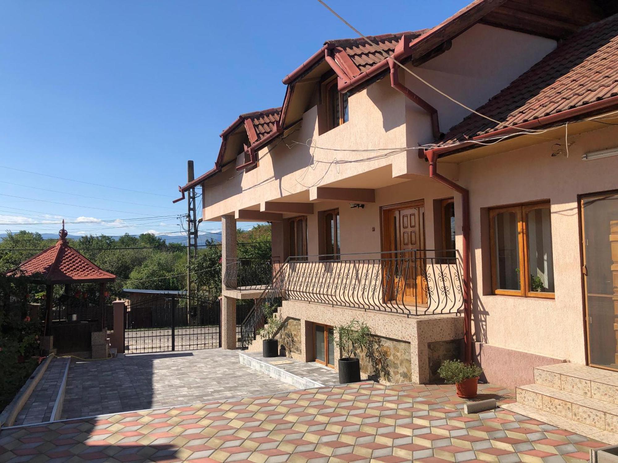 La Conac Complex Deluxe Targu-Jiu Bed & Breakfast ทาร์กู จิอู ภายนอก รูปภาพ
