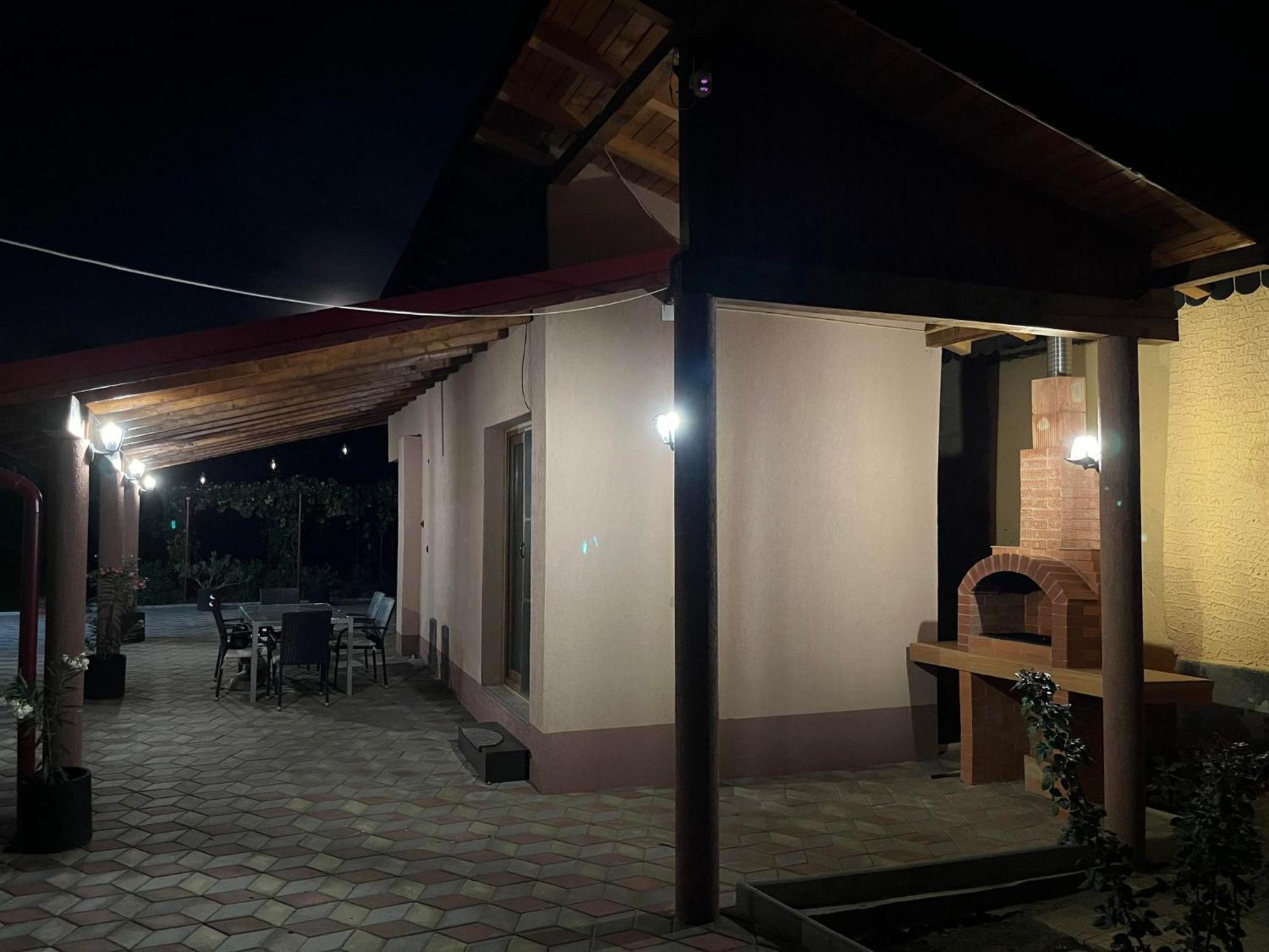 La Conac Complex Deluxe Targu-Jiu Bed & Breakfast ทาร์กู จิอู ภายนอก รูปภาพ