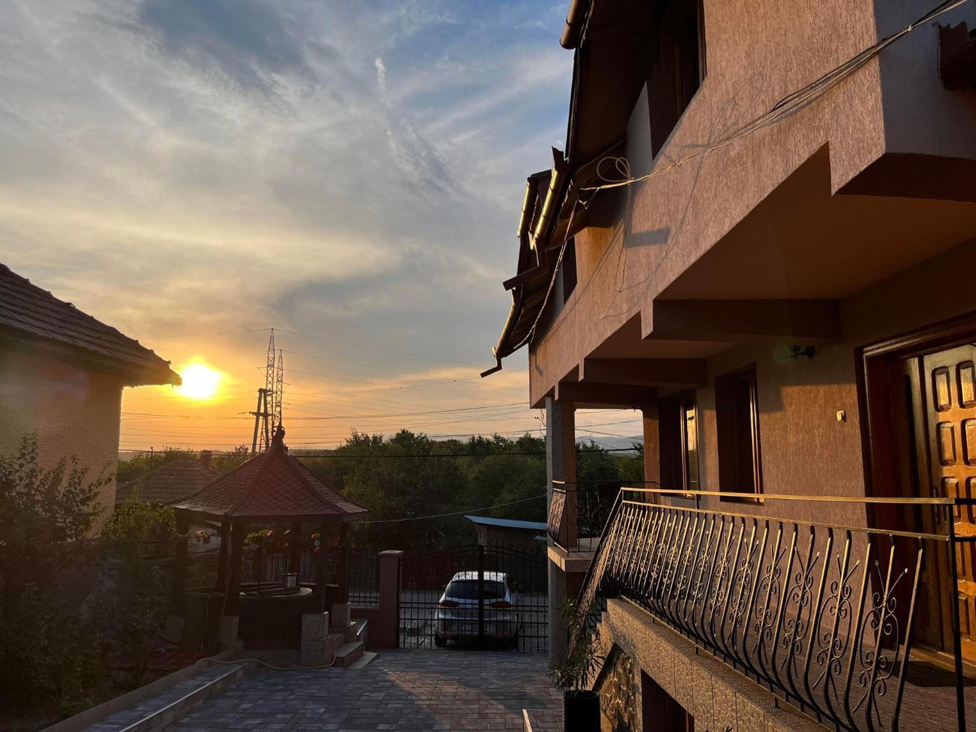 La Conac Complex Deluxe Targu-Jiu Bed & Breakfast ทาร์กู จิอู ภายนอก รูปภาพ
