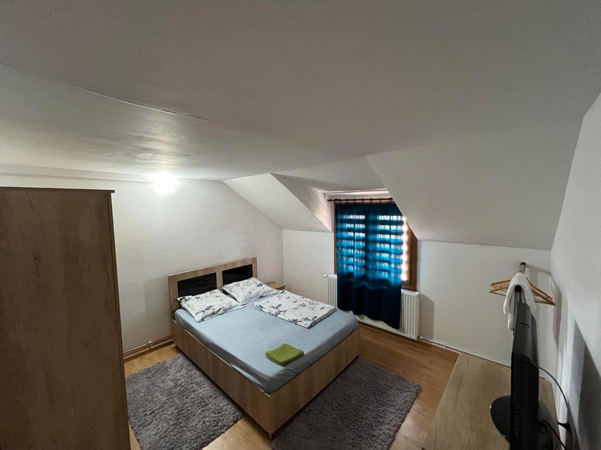 La Conac Complex Deluxe Targu-Jiu Bed & Breakfast ทาร์กู จิอู ภายนอก รูปภาพ