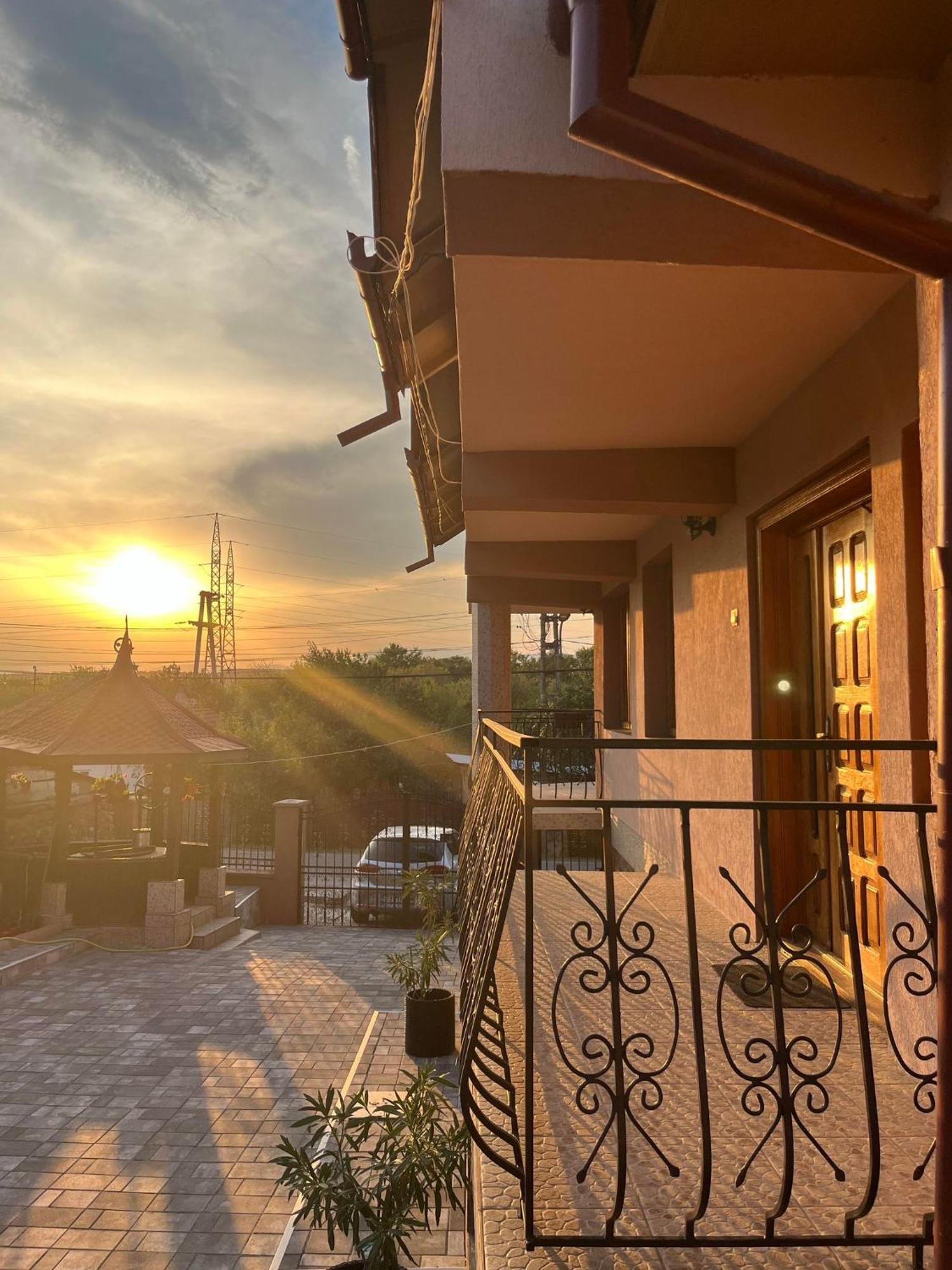 La Conac Complex Deluxe Targu-Jiu Bed & Breakfast ทาร์กู จิอู ภายนอก รูปภาพ