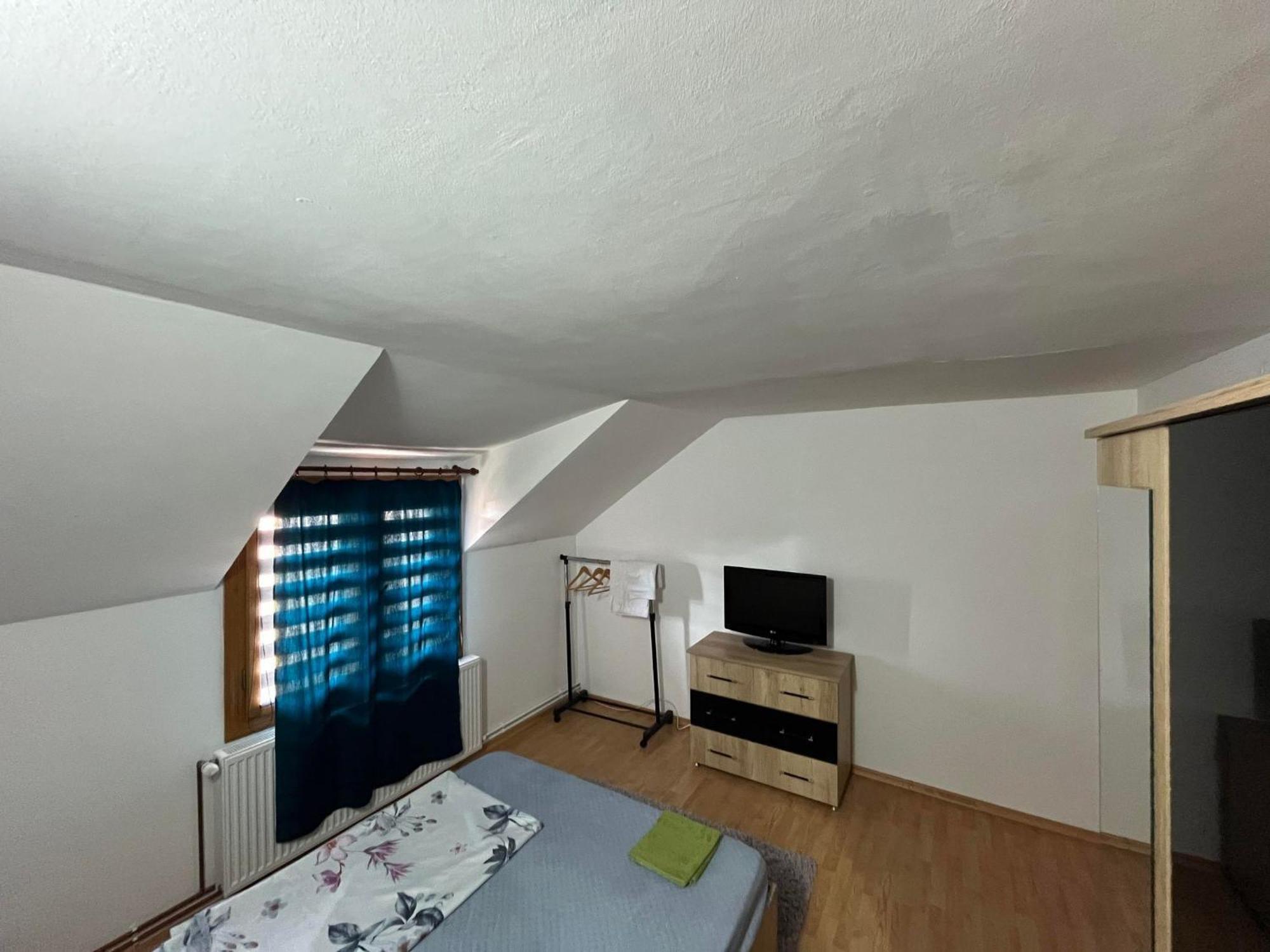 La Conac Complex Deluxe Targu-Jiu Bed & Breakfast ทาร์กู จิอู ภายนอก รูปภาพ