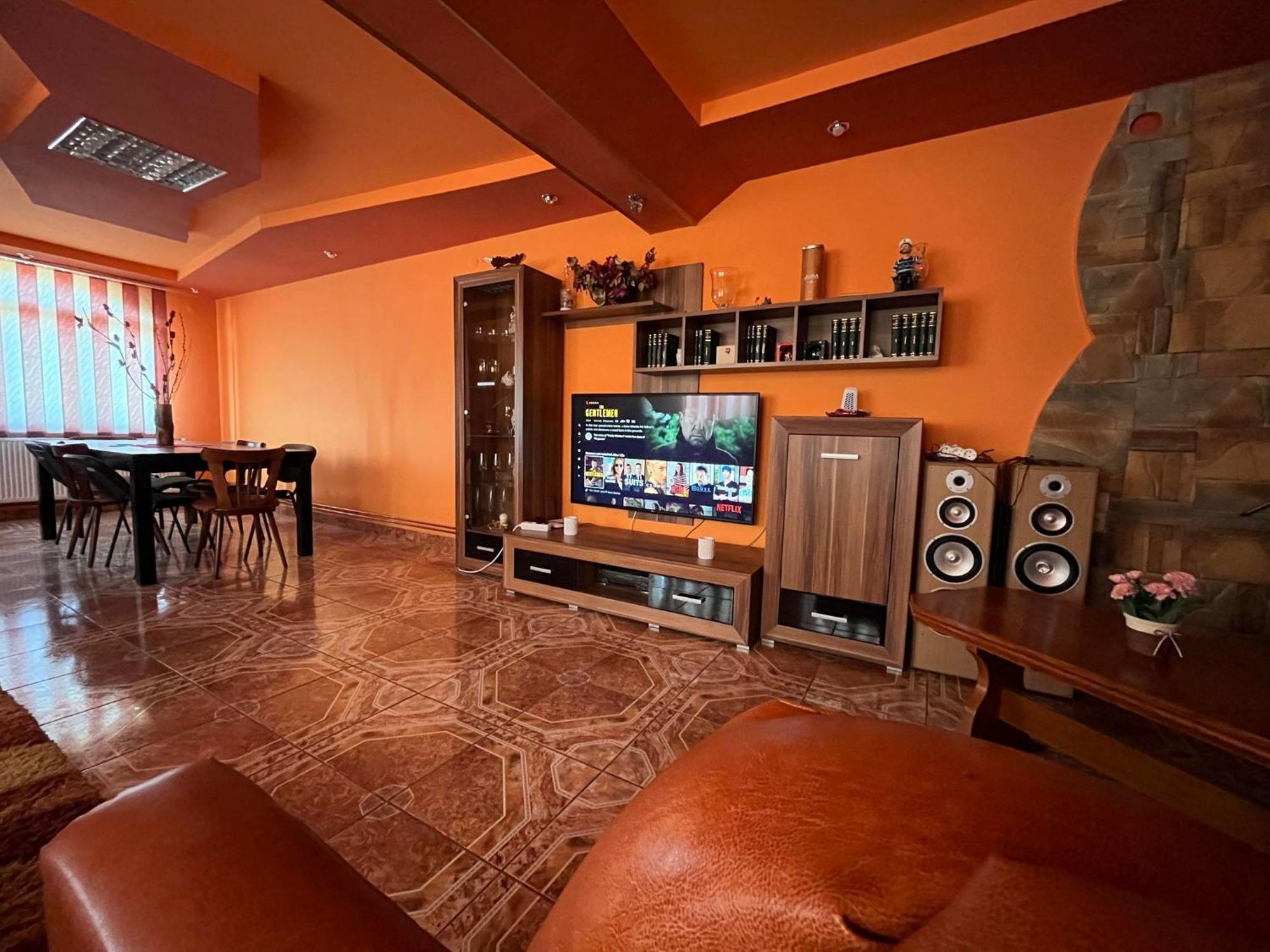 La Conac Complex Deluxe Targu-Jiu Bed & Breakfast ทาร์กู จิอู ภายนอก รูปภาพ
